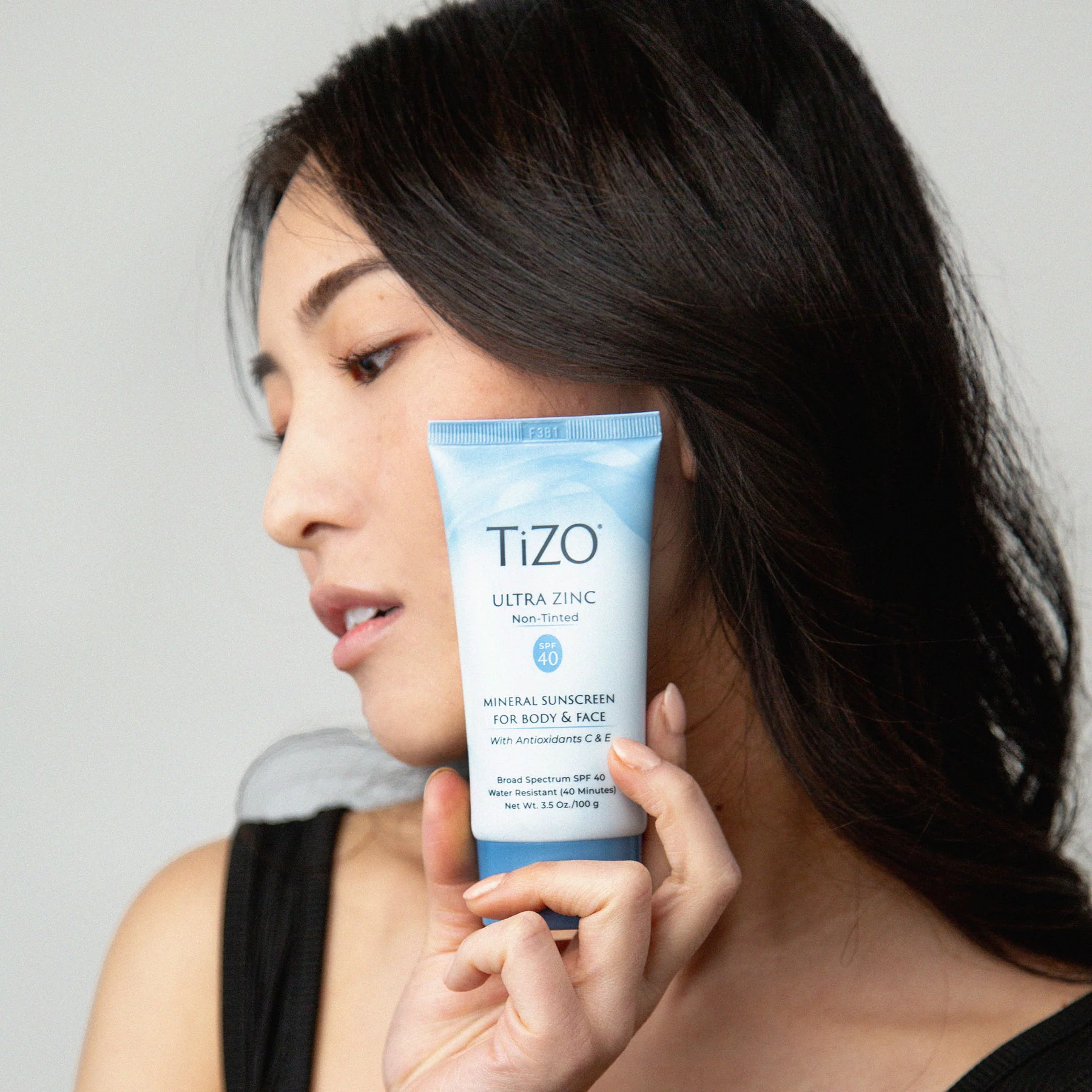 ảnh mô tả chống nắng tizo với model