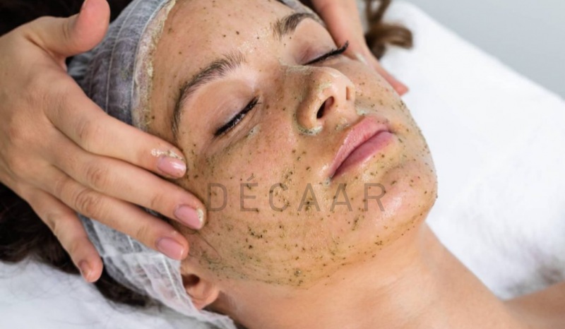 Vi kim tảo biển bằng tay với liệu trình Algae Peeling Regimen của Décaar