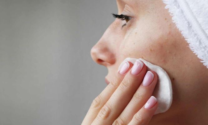 Hình: Tẩy trang nhiều hơn làm hàng rào da suy yếu