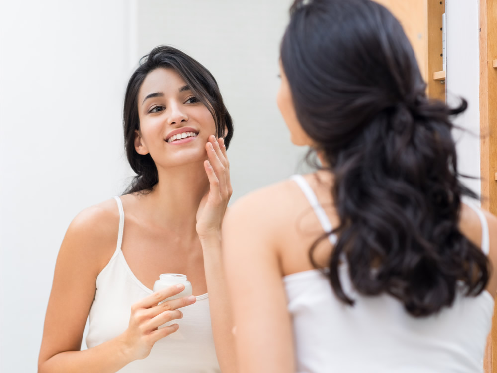 Hình: Khách sử dụng Obagi Hydrate Luxe